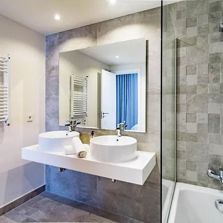 Inf42m- Modern Apartment, Families Only