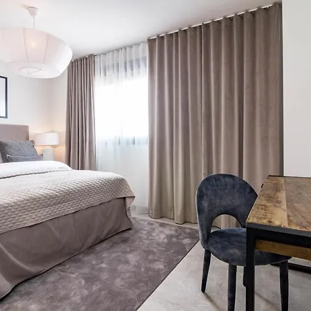 Inf42m- Modern Apartment, Families Only