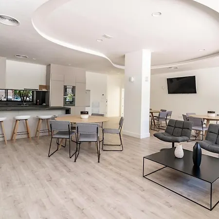 Inf42m- Modern Apartment, Families Only *