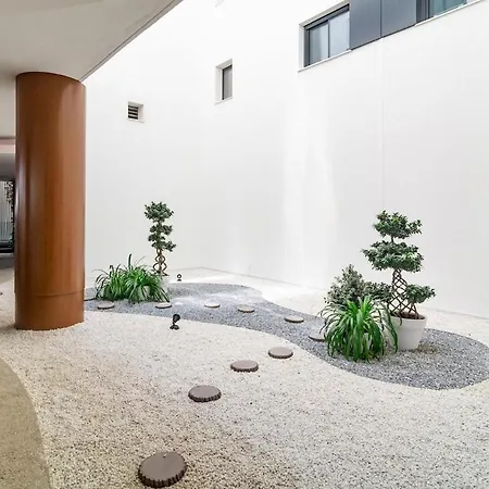 Inf42m- Modern Apartment, Families Only