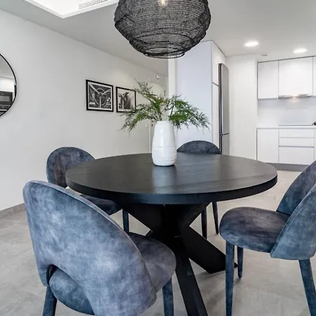 Inf42m- Modern Apartment, Families Only 아파트 *