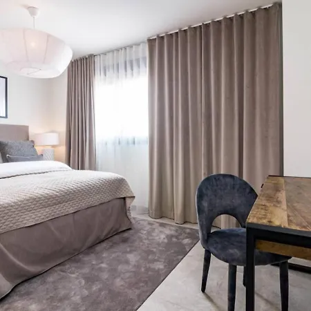 Inf42m- Modern Apartment, Families Only 에스테포나