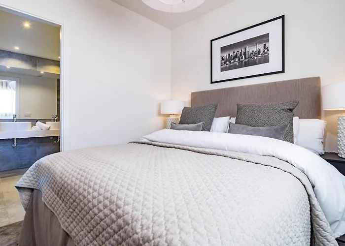 Inf4.2m- Modern Families Only Apartment